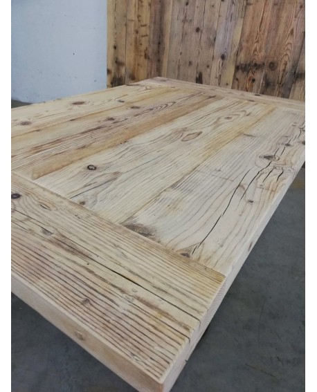 Piano del tavolo in assi di legno grezzo vettore struttura di fondo in legno